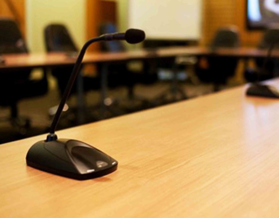 wireless-gooseneck-microphone-conference-room-table-acoustics